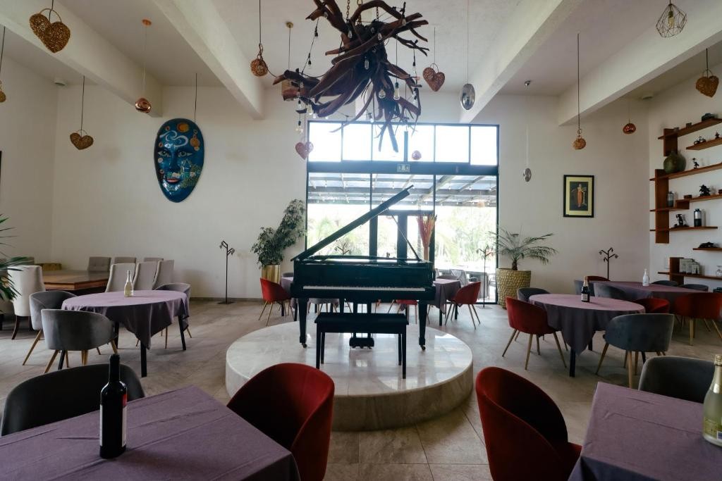 Casa Diamante, Ezequiel Montes